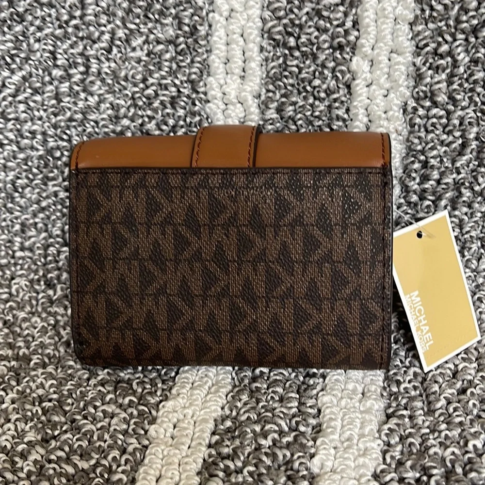 MICHAEL KORS CARMEN MEDIUM LOGO AND FAUX LEATHER WALLET BROWN